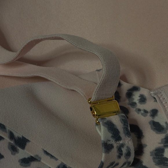 Victoria’s Secret Leopard Print Bra 32DDD/34DD smoke free home - Picture 5 of 6